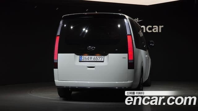 Staria 4WD Lounge 9 locuri