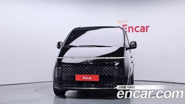 Staria 4WD Lounge 9 locuri