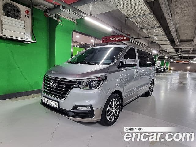 Grand Starex Urban 9 locuri