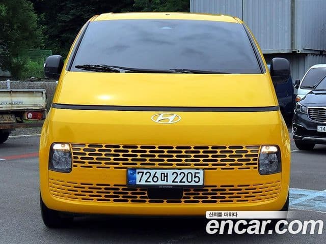 Staria Tourer 11 locuri