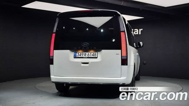 Staria 4WD Lounge 9 locuri