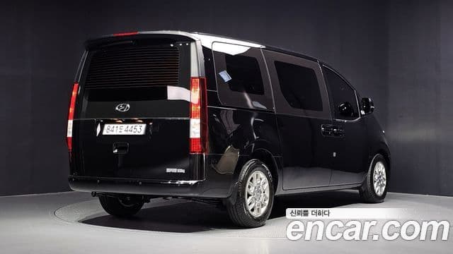 Staria Cargo 3 locuri