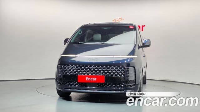 Staria 4WD Lounge 9 locuri