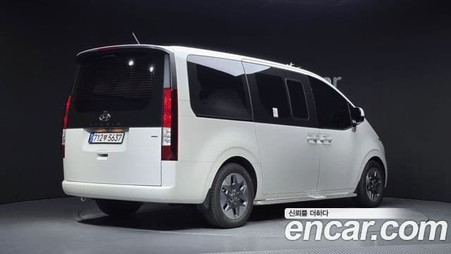 Staria 4WD Tourer 11 locuri