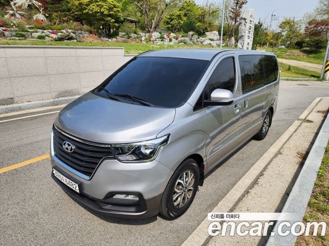 Grand Starex Urban 9 locuri