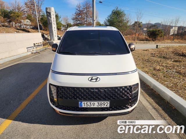 Staria 4WD Lounge 9 locuri