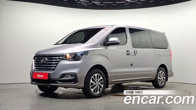 Grand Starex 4WD Urban 9 locuri