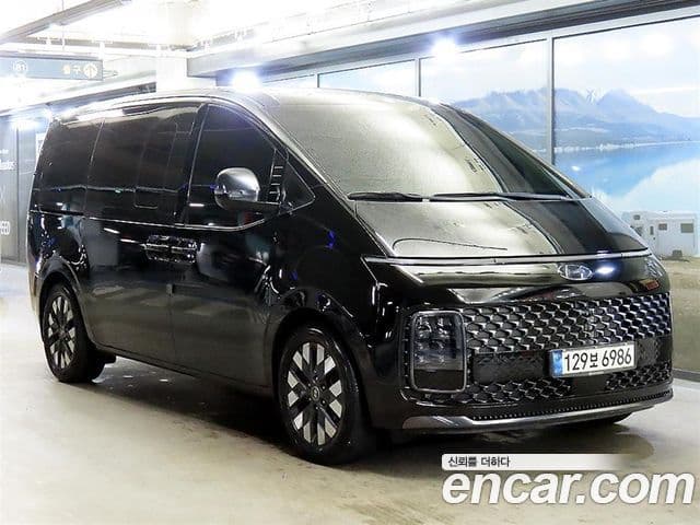 Staria 4WD Lounge 9 locuri