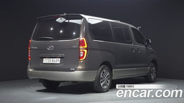 Grand Starex 4WD Urban 9 locuri