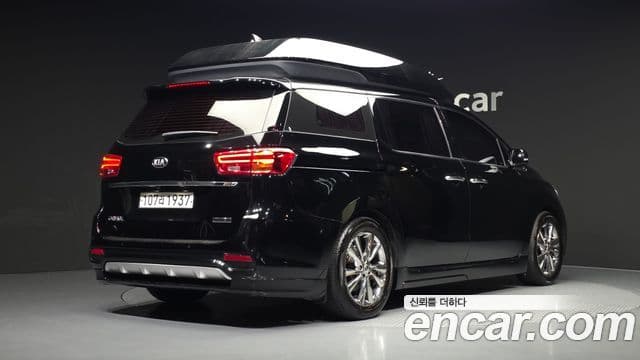 Carnival Benzină 9 locuri Hi-Limousine