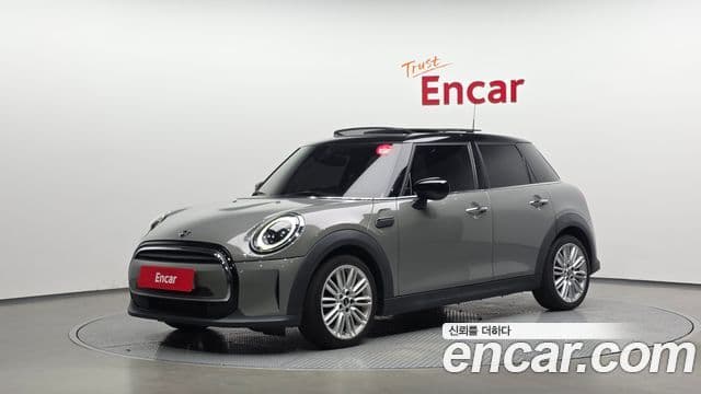Cooper 5-door Classic Plus Launch Pack