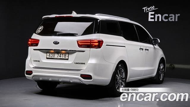 Carnival Benzină 7 locuri Limousine