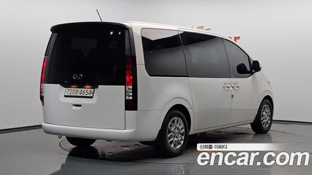 Staria Tourer 11 locuri