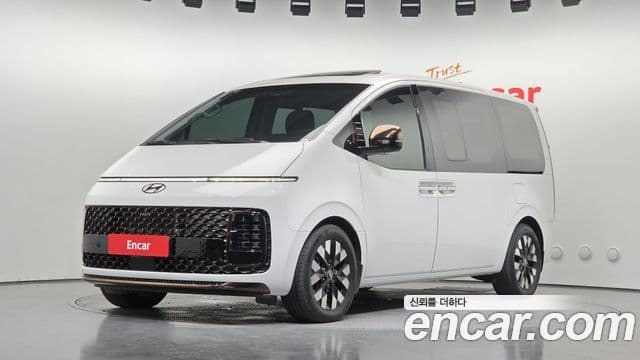 Staria 4WD Lounge 9 locuri