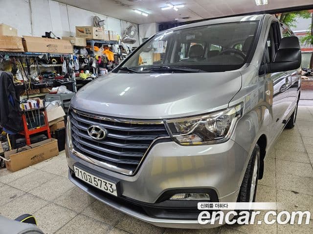 Grand Starex Wagon 12 locuri