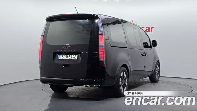 Staria 4WD Lounge 9 locuri