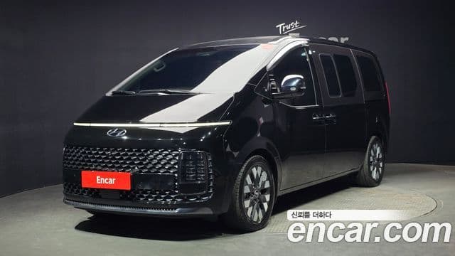 Staria 4WD Lounge 9 locuri