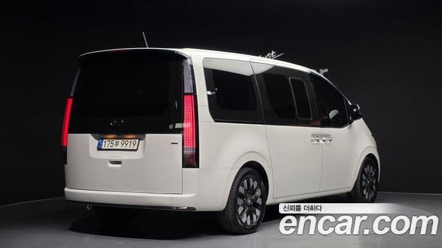 Staria 4WD Lounge 9 locuri