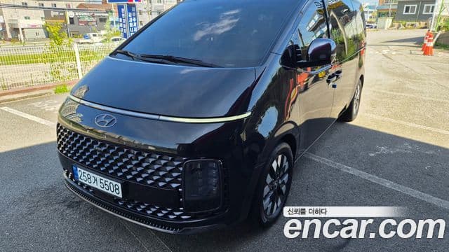 Staria 4WD Lounge 9 locuri