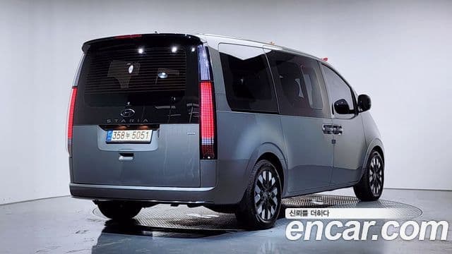 Staria 4WD Lounge 9 locuri