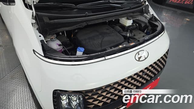 Staria 4WD Lounge 9 locuri