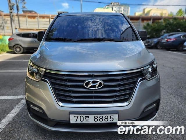 Grand Starex Wagon 11 locuri