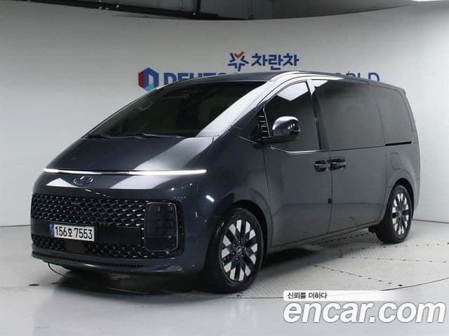 Staria 4WD Lounge 9 locuri