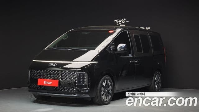 Staria 4WD Lounge 9 locuri