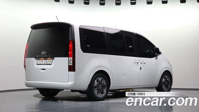 Staria Tourer 11 locuri