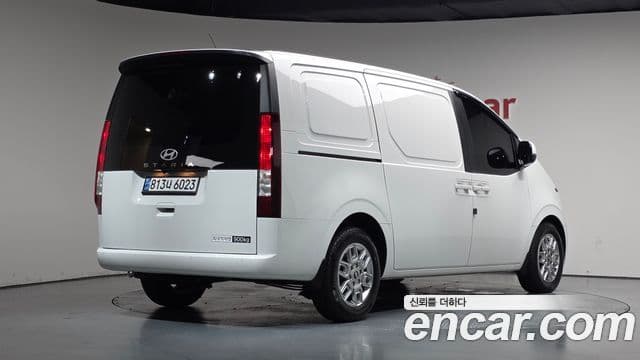 Staria Cargo 3 locuri