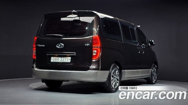 Grand Starex Urban 9 locuri