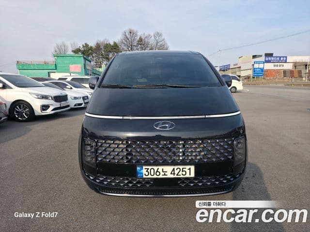 Staria 4WD Lounge 9 locuri
