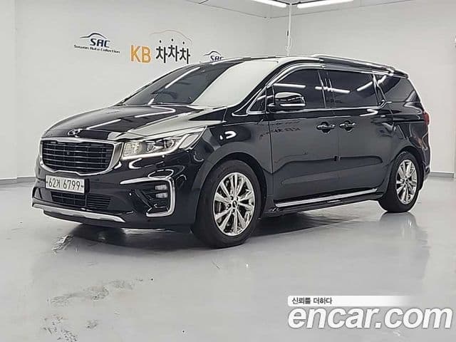 Carnival Benzină 7 locuri Limousine