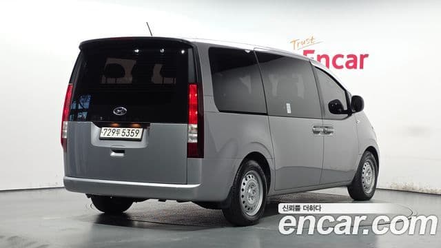 Staria Tourer 11 locuri