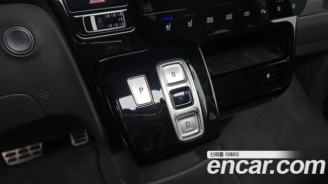 Staria 4WD Lounge 9 locuri