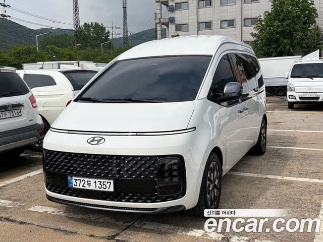 Staria 4WD Lounge 9 locuri