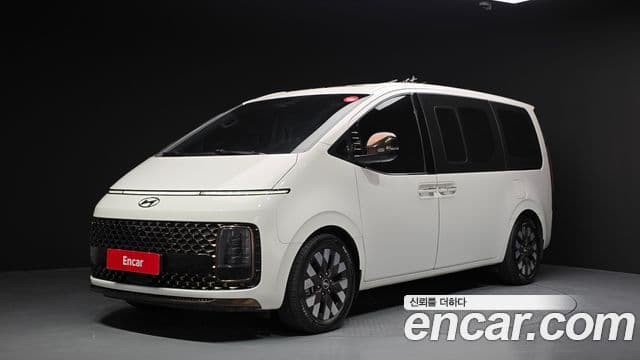 Staria 4WD Lounge 9 locuri