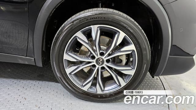 QX30 2.0 Essential AWD