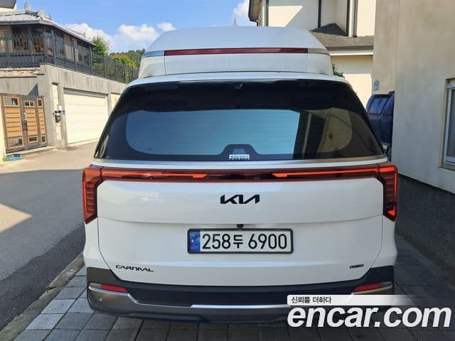 Carnival HEV 7 locuri Hi-Limousine