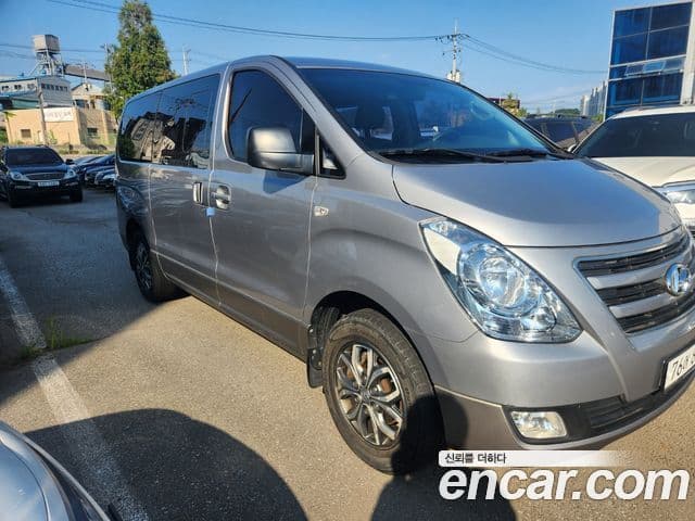 Grand Starex 4WD 11 locuri Wagon