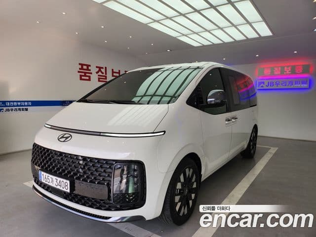 Staria 4WD Lounge 9 locuri