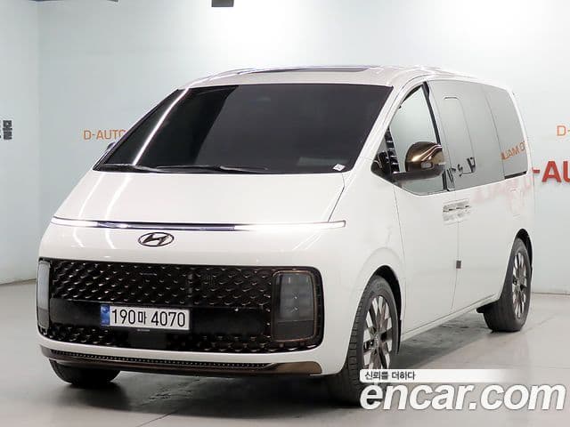 Staria 4WD Lounge 9 locuri