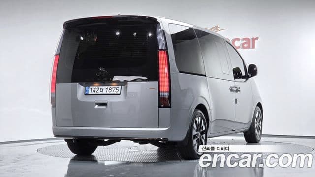 Staria 4WD Lounge 9 locuri