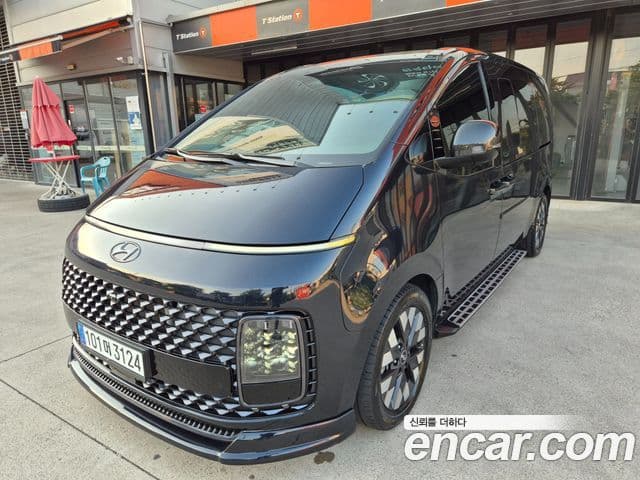 Staria 4WD Lounge 9 locuri