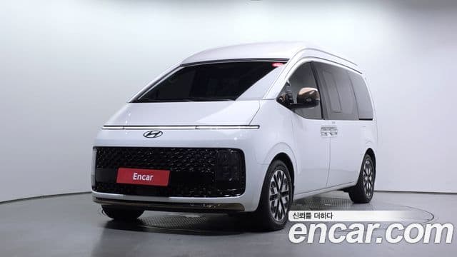 Staria 4WD Lounge 9 locuri