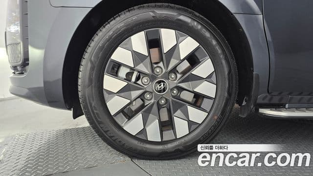 Staria 4WD Lounge 9 locuri