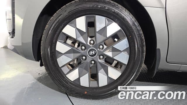 Staria L3.5 Lounge 9 locuri