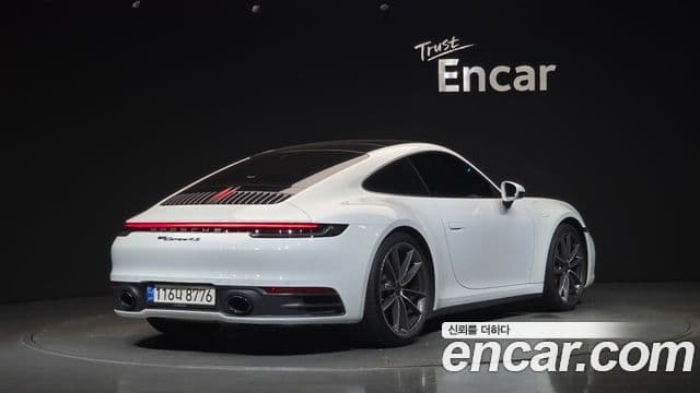 911 (992) Carrera 4