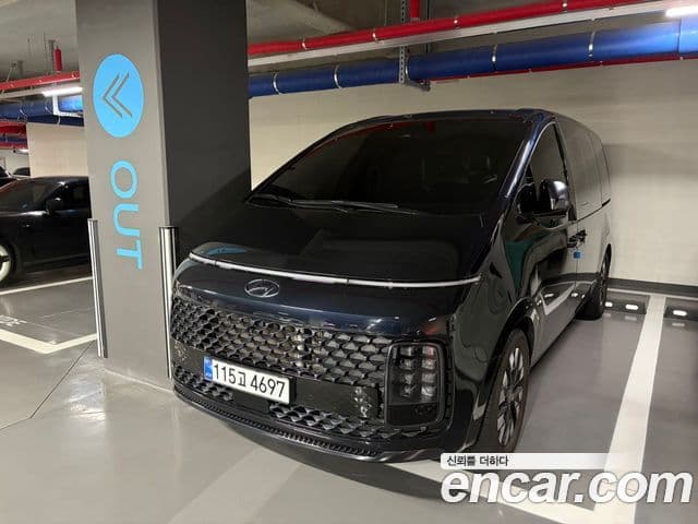 Staria 4WD Lounge 9 locuri