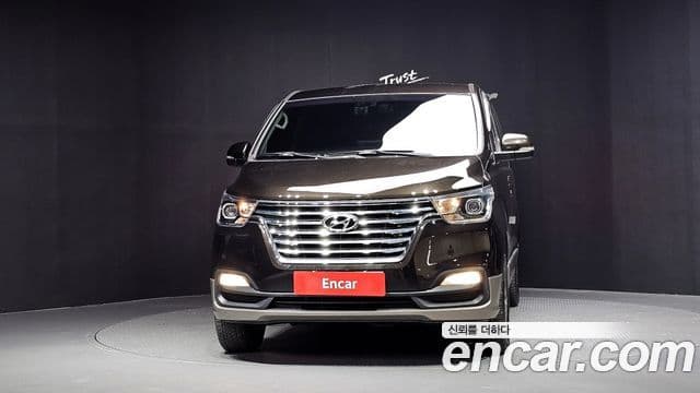 Grand Starex 4WD Urban 9 locuri